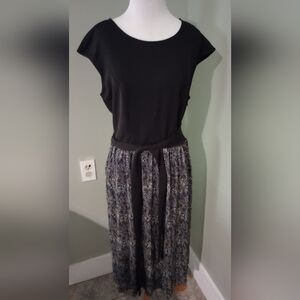 Elegant Black and Gray Flower Patterned Dress M - L
